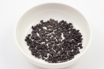 黒いニラの種子の山