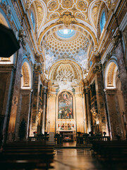 イタリアの荘厳な教会内装と装飾の美しさ