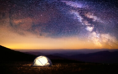 Tienda de campaña en la montaña por la noche con el cielo estrellado 