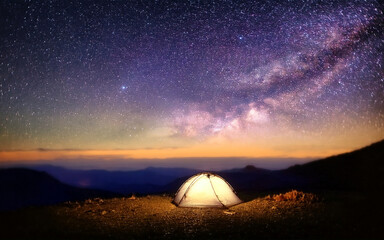Tienda de campaña en la montaña por la noche con el cielo estrellado 