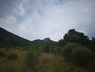 Montagne viste dal sentiero sul Monte Catria nelle Marche