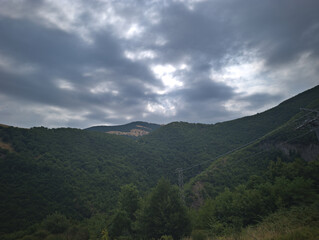 Montagne viste dal sentiero sul Monte Catria nelle Marche