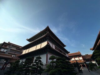 Obraz premium Traditional Asian architecture with ornate rooftops.