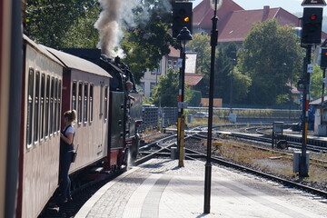Tren de vapor saliendo de la estación
