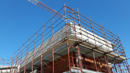 Lavori in corso nel cantiere edile in città in estate - costruire un nuovo condominio