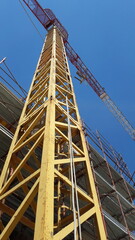 Lavori in corso nel cantiere edile in città in estate - costruire un nuovo condominio