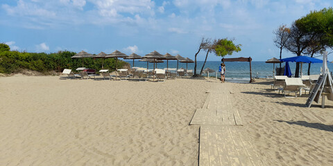 Stabilimento balneare con ombrelloni e sdraio in estate