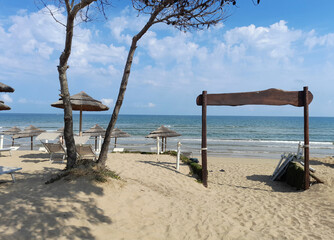 Stabilimento balneare con ombrelloni e sdraio in estate