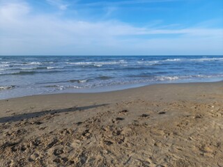 Spiaggia del mare e orizzonte in estate
