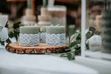 Des décorations bohèmes avec des bougies et des fleurs pour un mariage