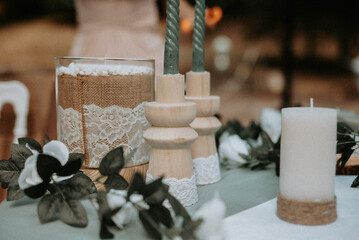 Des décorations bohèmes avec des bougies et des fleurs pour un mariage