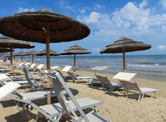 Stabilimento balneare con ombrelloni e sdraio in estate