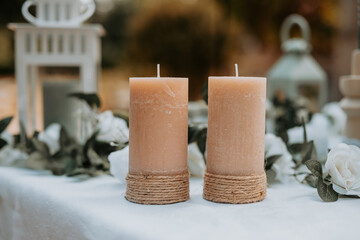 Des décorations bohèmes avec des bougies et des fleurs pour un mariage