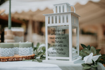 Des décorations bohèmes avec des bougies et des fleurs pour un mariage
