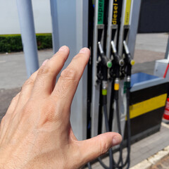 Fare rifornimento di carburante alla stazione di servizio per la propria automobile