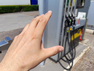 Fare rifornimento di carburante alla stazione di servizio per la propria automobile