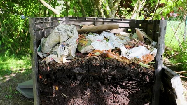 
Rechercher des fichiers similaires
N&deg; de fichier :  1604046036
Ouverture d'un bac &agrave; compost de jardin ext&eacute;rieur rempli de d&eacute;chets alimentaires et de d&eacute;chets organiques en d&eacute;composition. 