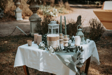 Des décorations bohèmes avec des bougies et des fleurs pour un mariage