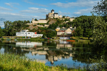 Blick vom Ufer der Waag (V&aacute;h) auf die Burg Trenč&iacute;n, Kulturhauptstadt 2026, Trenč&iacute;n, Slowakei