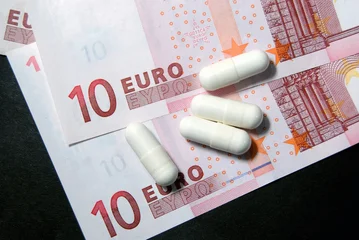 Fototapete Rund Apotheke Currency and pills. Euro bank notes.  © Stuwdamdorp
