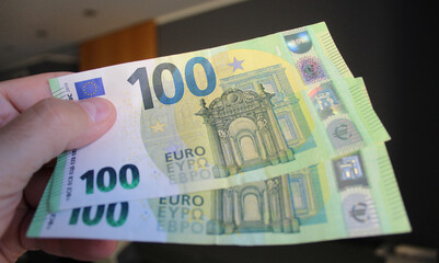 Banconote da 100 euro nelle mani di un uomo - ricchezza