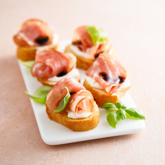 Crostini with prosciutto and balsamic