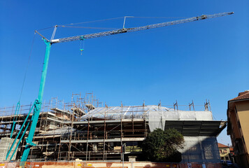 Lavori in corso nel cantiere edile in città in estate - costruire un nuovo condominio