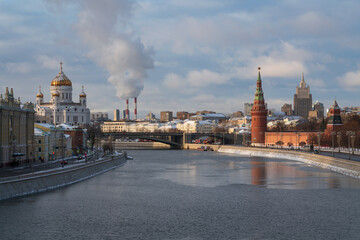 Obraz premium Kremlevskaya and Sofiyskaya embankments, Bolshoy Kamenny Bridge over the Moskva River and the Cathedral of Christ the Savior on a sunny winter day, Moscow, Russia