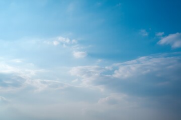 Obraz premium Bright sky with scattered clouds blue white