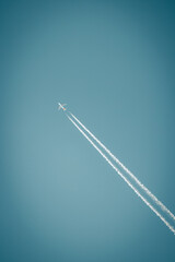 Avion de ligne avec traînées de condensation