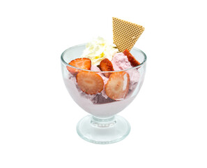 Eisbecher Erdbeerbecher Erdbeereis freigestellt studio