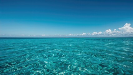 Obraz premium Oceanic surface showing blue water beneath the sky