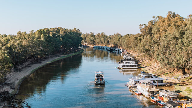 Houseboat cruising Murray River