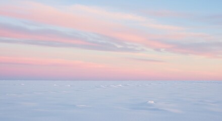 Zartes Rosa Licht malt sanfte Wolken am eisigen Horizont. AI Generated