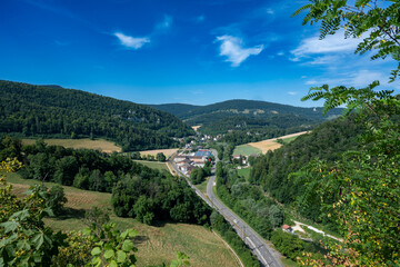Une vall&eacute;e &eacute;troite o&ugrave; se c&ocirc;toient la rivi&egrave;re Birse, une route principale et la ligne de chemin de fer &agrave; la sortie de Del&eacute;mont