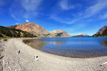 Obraz premium Mountains reflected in the mirrored water