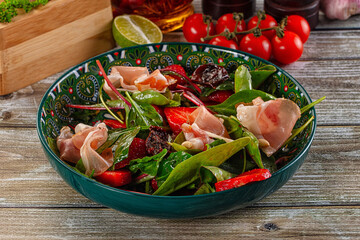 Salad with jamon, strawberry and arugula
