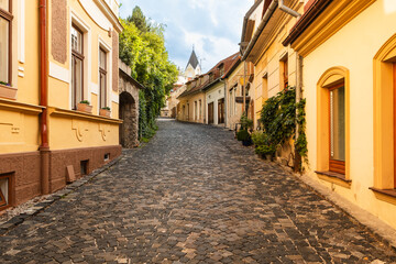 Gasse in der Altstadt der Kulturhauptstadt 2026, Trenčín, Slowakei