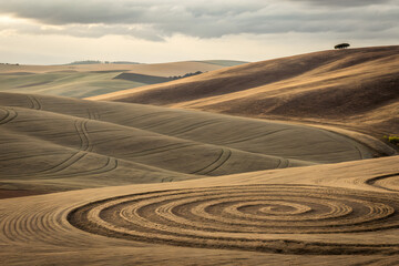 Fototapeta premium Spiral pattern on rolling brown hills