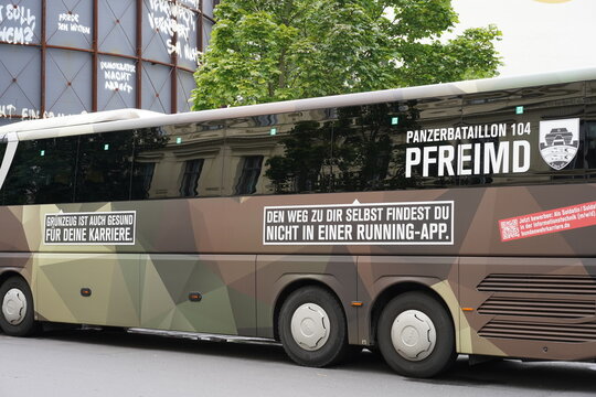 Bundeswehrbus des Panzerbatallions 104 in Pfreimd am Checkpoint Charlie in Berlin am 24.07.2025