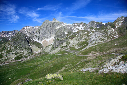 Route du Col du Grand Saint Bernard, cot&eacute; Suisse. Fronti&egrave;re entre Italie et Suisse. Route des Alpes. 