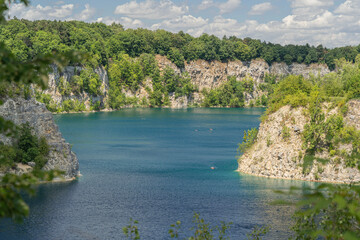 kąpielisko pośród skał wapiennych z błękitną wodą w letni słoneczny dzień