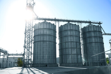 Modern granaries for storing cereal grains outdoors