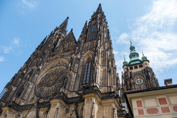 Vista en perspectiva de la Catedral de San Vito en Praga, capital de la República Checa