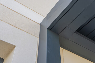 Zoom sur les finitions soignées d’une pergola gris anthracite installée par une entreprise...