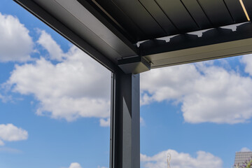 Zoom sur les finitions soignées d’une pergola gris anthracite installée par une entreprise...