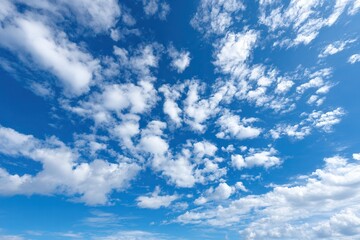 Naklejka premium Vibrant cloudy sky with fluffy white clouds on a clear day.