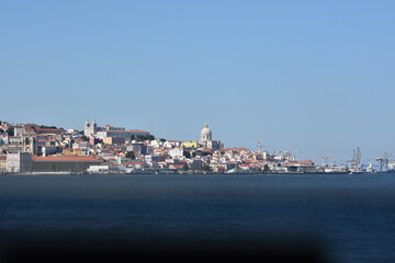Vue sur Lisbonne depuis un ferry sur la Tage. Portugal 