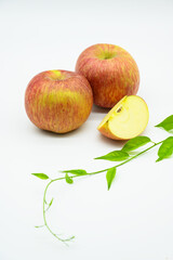 신선한 두 개의 사과와 썰은 사과 한 조각 