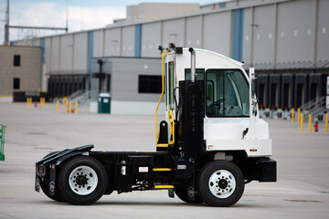 Autocar terminal truck